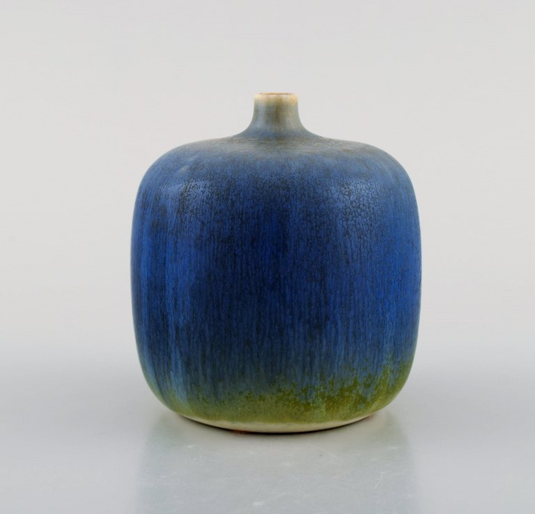 Sven Wejsfelt (1930-2009), Gustavsberg Studiohand. Tidlig unika vase i glaseret 
keramik. Smuk glasur i blå og grønne nuancer. Dateret 1974. 
