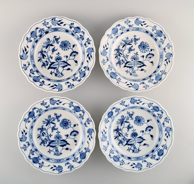 Four antique Meissen Blue Onion deep plates in hand-painted porcelain. Early 
20th century.

