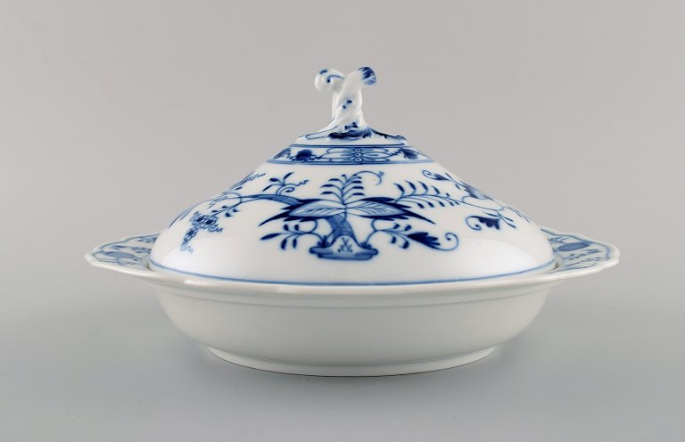 Antique Meissen Blue Onion lidded tureen in hand-painted porcelain. Early 20th 
century.
