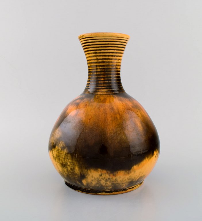 Svend Hammershøi for Kähler, HAK. Sjælden vase i glaseret stentøj. Smuk 
uranglasur. 1930/40