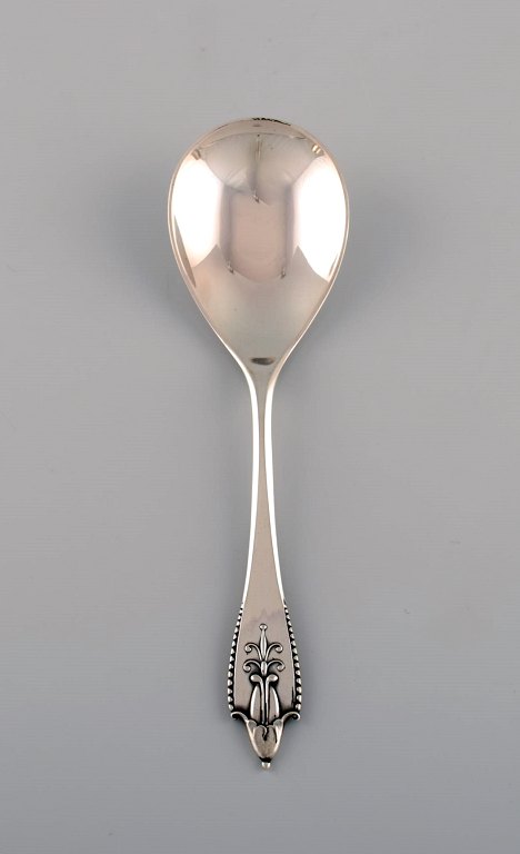 Georg Jensen Akkeleje serveringsske i sølv (830). Ca 1920. 
