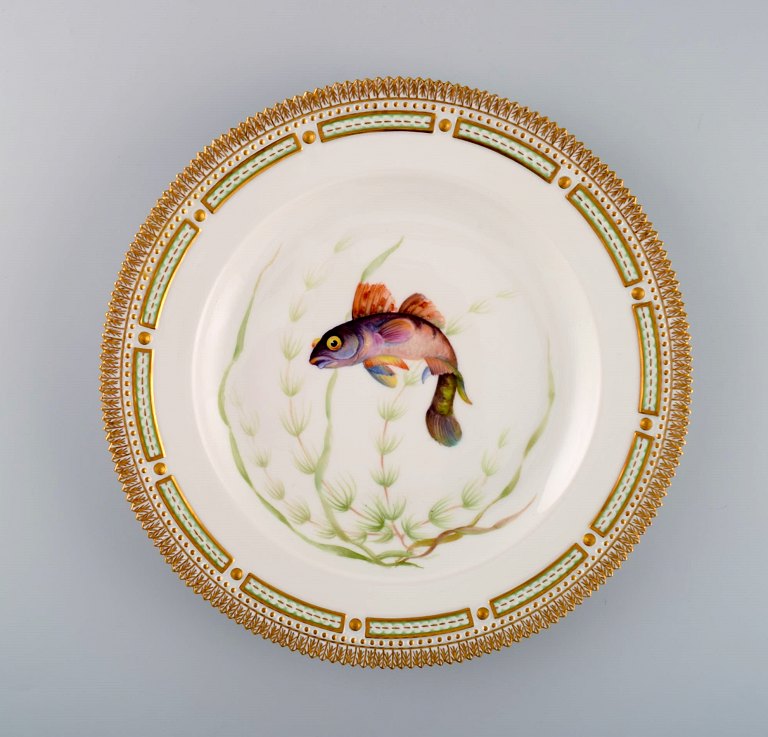 Royal Copenhagen Fauna Danica fisketallerken i håndmalet porcelæn med fisk og 
gulddekoration. Modelnummer 19/3549. Dateret 1965.
