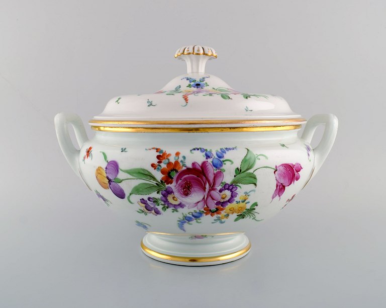 Stor antik Meissen suppeterrin i porcelæn med håndmalede blomster og 
gulddekoration. Sent 1800-tallet.
