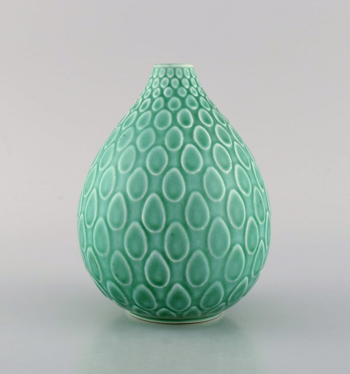 Nils Thorsson for Aluminia. Marselis vase i glaseret fajance. Smuk glasur i 
turkis nuancer. Midt 1900-tallet.

