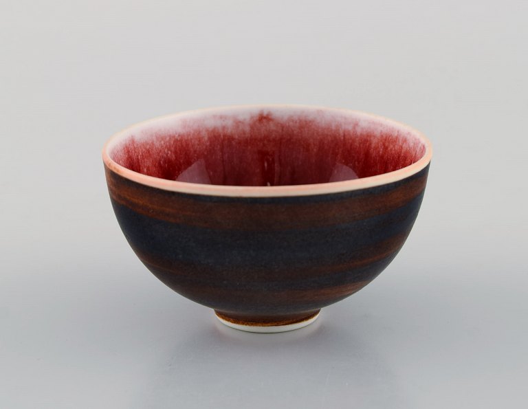 Friedl Holzer Kjellberg (1905-1993) for Arabia. Unique miniature bowl in glazed 
ceramics. Beautiful glaze in red and brown shades. Finnish design, 1960s.

