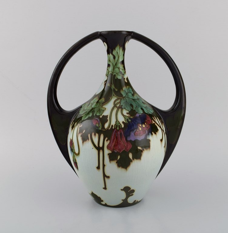 Regina, Holland. Antik art nouveau vase i glaseret keramik med håndmalede 
blomster og bladværk. Ca. 1910.
