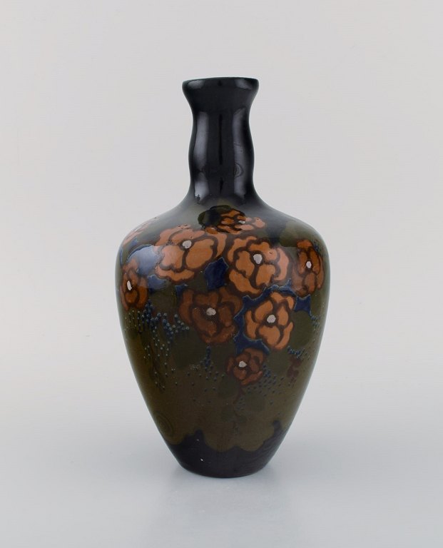 Arnhem, Holland. Antik art nouveau vase i glaseret keramik med håndmalede 
blomster og bladværk. Ca. 1910.
