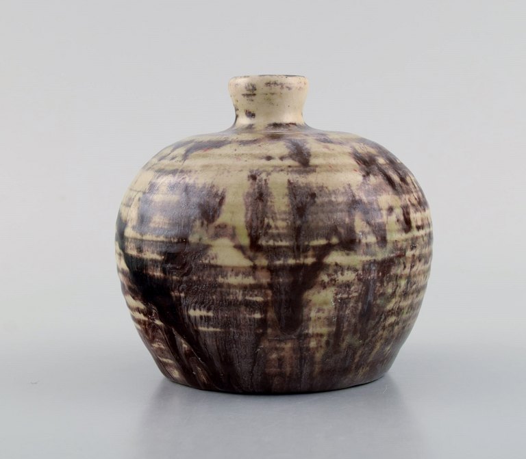 Pieter Groeneveldt (1889-1982), Dutch ceramicist. Unique vase in with grooved 
body glazed ceramics. Beautiful glaze in eggplant and sand shades. Mid-20th 
century.
