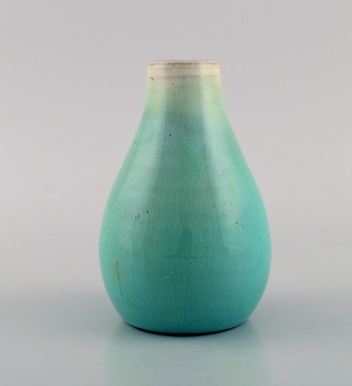 Pieter Groeneveldt (1889-1982), hollandsk keramiker. Unika vase i glaseret 
keramik. Smuk glasur i turkis nuancer. Midt 1900-tallet.
