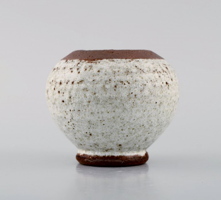 Eli Keller (b. 1942), Sweden. Round unique vase in white glazed stoneware. 21st 
Century.
