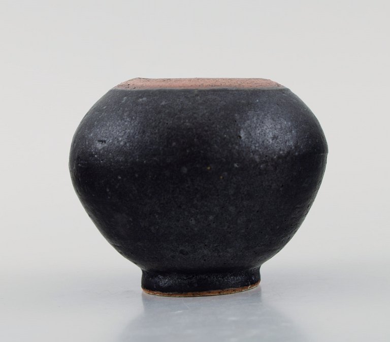 Eli Keller (f.1942), Sverige. Rund unika vase i glaseret stentøj. 
21. Århundrede.