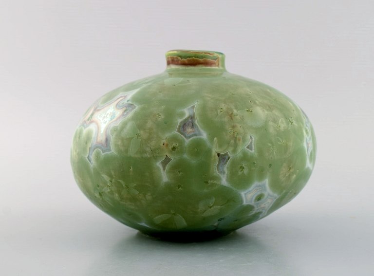 Eli Keller (f.1942), Sverige. Rund unika vase i glaseret stentøj. Smuk 
krystalglasur i lyse grønne nuancer. 21. Århundrede.
