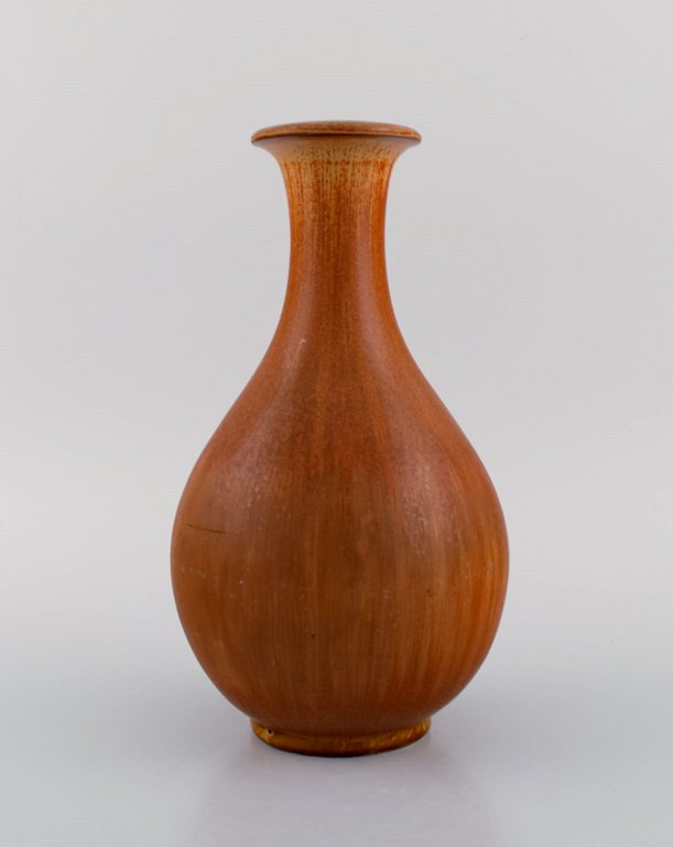 Gunnar Nylund for Rörstrand. Vase i glaseret keramik. Smuk glasur i lyse brune 
nuancer. Midt 1900-tallet.
