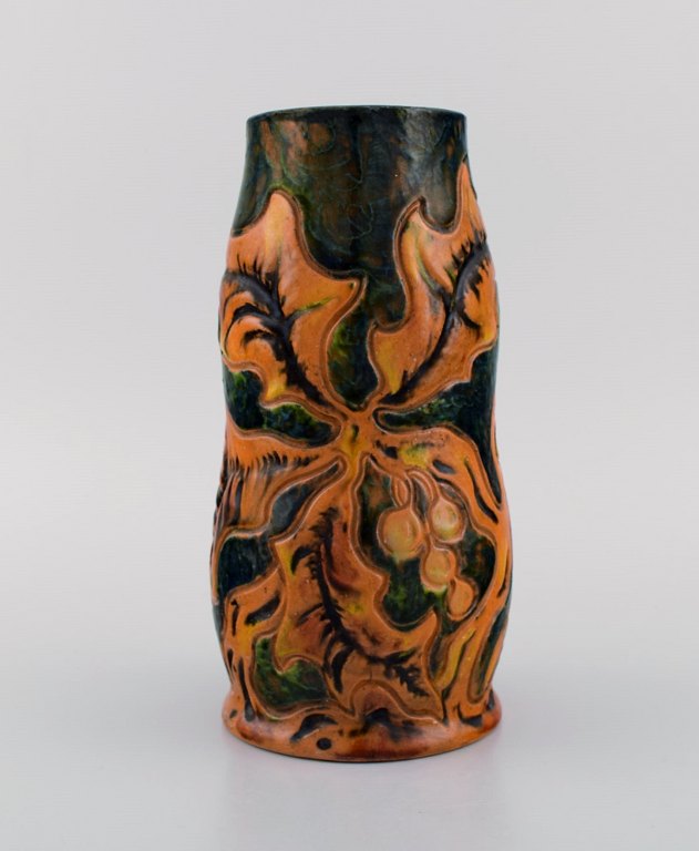 Michael Andersen, Bornholm. Skønvirke vase i glaseret keramik med håndmalet 
bladværk i brune og orange nuancer. 1920/30