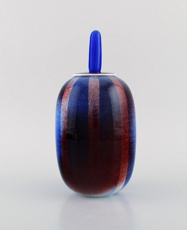 Suzanne Öhlén for Rörstrand. Lidded jar in glazed stoneware. Beautiful glaze in 
shades of blue and red. Striped design. 1980s.
