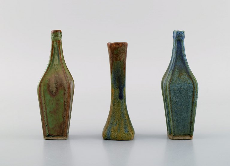 Tre belgiske miniature vaser i glaseret keramik. Midt 1900-tallet.