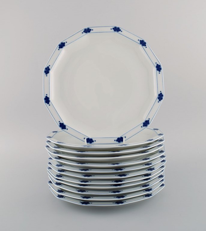 Tapio Wirkkala for Rosenthal. Tolv Corinth middagstallerkener i blåmalet 
porcelæn. Modernistisk finsk design. Dateret 1979-80.

