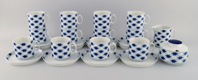 Tapio Wirkkala for Rosenthal. Corinth coffee service for twelve people in 
blue-painted porcelain. Modernist Finnish design. Dated 1979-80.
