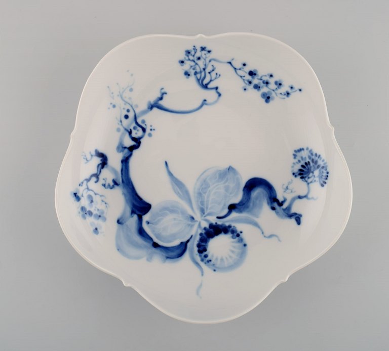 Prof. Heinz Werner for Meissen. Art nouveau bowl in porcelain with hand-painted 
blue orchid on branch. Dated 1977-78.

