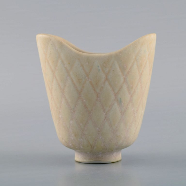 Gunnar Nylund for Rörstrand. Vase i glaseret keramik. Smuk æggeskalsglasur. Midt 
1900-tallet.
