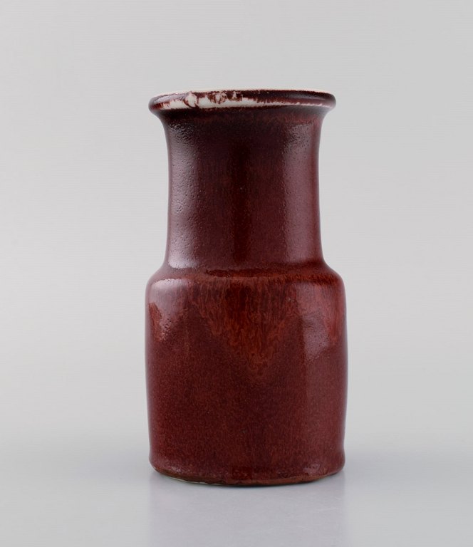 Stig Lindberg for Gustavsberg Studiohand. Vase in glazed ceramics. Beautiful ox 
blood glaze. 1960s.
