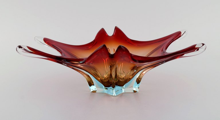 Stor Murano skål i rødligt og klart mundblæst kunstglas. 1960/70