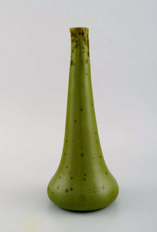 Alexandre Bigot (1862-1927), Frankrig. Antik vase i glaseret stentøj. Smuk 
olivengrøn glasur med krystaller. Tidligt 1900-tallet.
