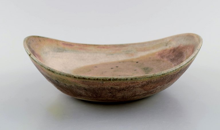 Lucie Rie (b. 1902, d. 1995), Austrian-born British ceramist. Large modernist 
unique bowl in glazed stoneware. Beautiful glaze in light earth tones. Own 
workshop, approx. 1970.
