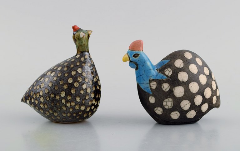 South African studio ceramist. Two unique birds in hand-painted glazed ceramics. 
Late 20th century.
