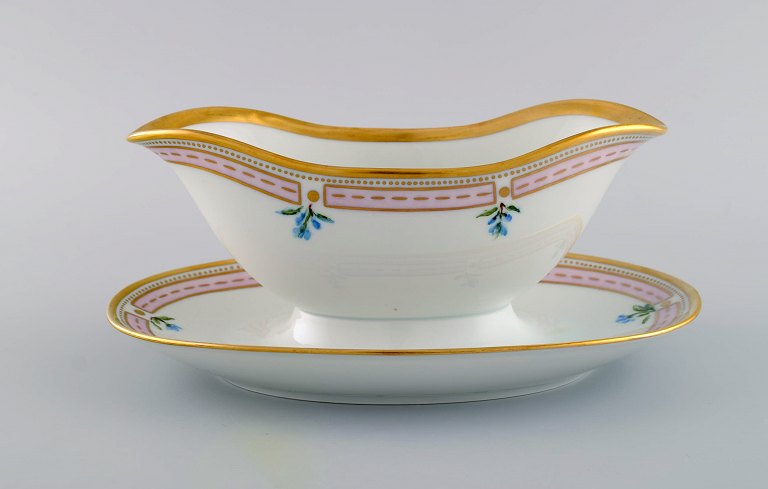 Bing & Grøndahl porcelain sauce boat with hand-painted flowers and gold 
decoration. Flora Danica style, 1920s / 30s.
