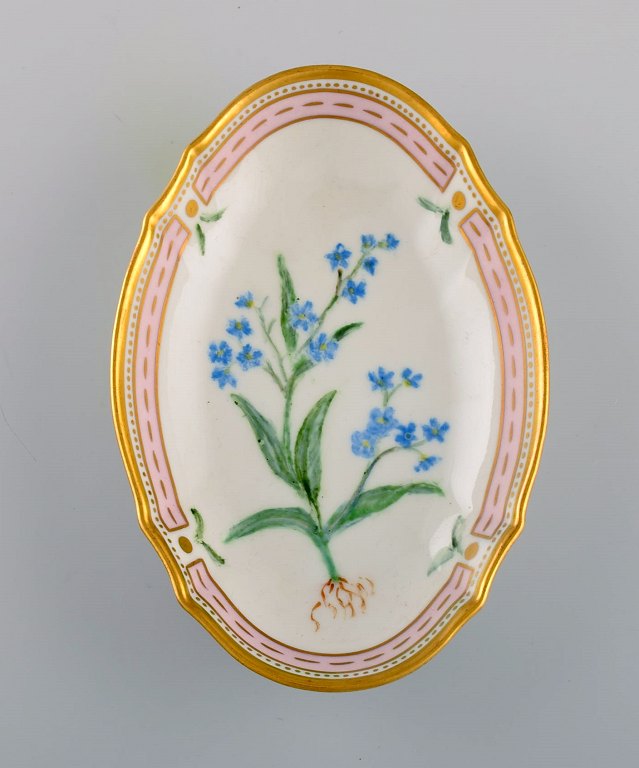 Bing & Grøndahl bowl / dish in porcelain with hand-painted flowers and gold 
decoration. Flora Danica style, 1920s / 30s.

