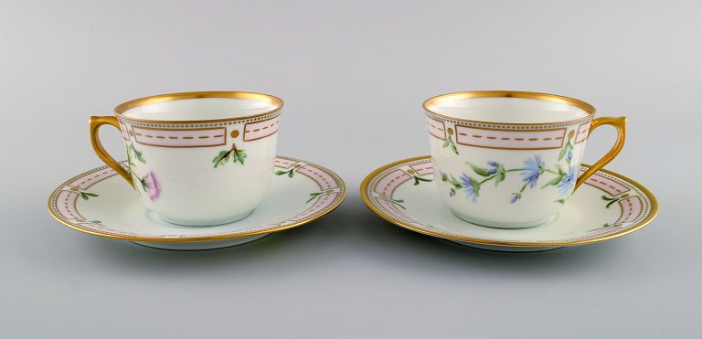 To Bing & Grøndahl kaffekopper med underkopper i håndmalet porcelæn. Blomster og 
gulddekoration. Flora Danica stil, 1920/30