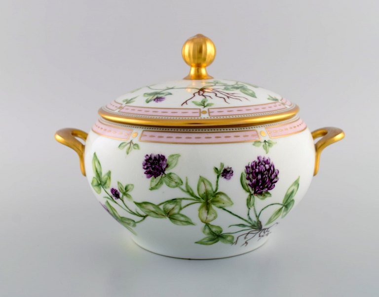 Bing & Grøndahl lidded tureen in porcelain with hand-painted flowers and gold 
decoration. Flora Danica style, 1920s / 30s.
