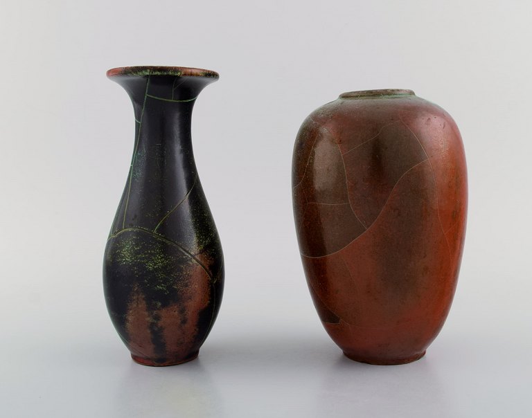 Paul Dressler for Grotenburg, Tyskland. To vaser i glaseret stentøj. Smuk 
krakeleret glasur i røde og grønne nuancer. 1940