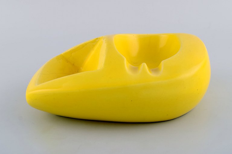 Georges Jouve (1910-1964), France. Sculptural unique bowl in glazed stoneware. 
Shiny yellow glaze. Mid-20th century.
