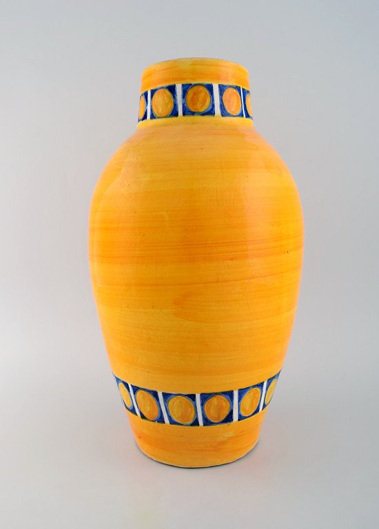 Poterie Serghini, Marokko. Stor unika vase i håndmalet glaseret stentøj. Smuk 
glasur i gule nuancer. Midt 1900-tallet. 
