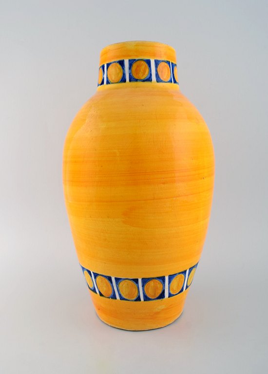 Poterie Serghini, Morocco. Large unique vase in hand-painted glazed stoneware. 
Beautiful glaze in yellow shades. Mid-20th century.
