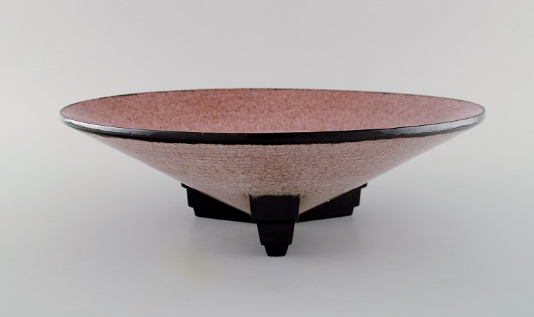 Marcel Guillard (1896-1932) for Editions Etling, Boulogne. Art deco bowl in 
glazed ceramics. Beautiful crackle glaze in pink shades. 1920s.
