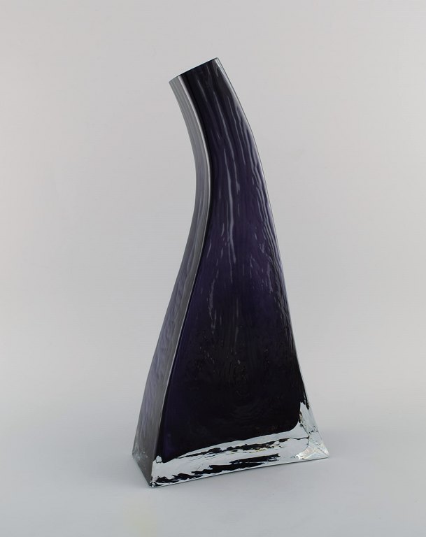 Large modernist Pukeberg vase in mouth-blown art glass. Swedish design, 1960s / 
70s.
