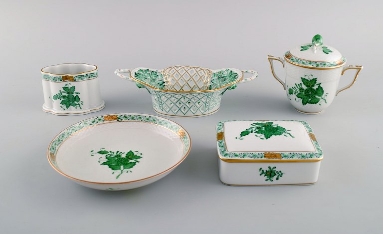 Fem dele Herend "Green Chinese Bouquet" i håndmalet porcelæn. Midt 1900-tallet.
