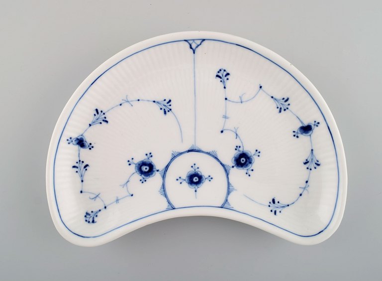 Antique Royal Copenhagen Blue Fluted Plain dish. Rare model. Mid-19th century.

