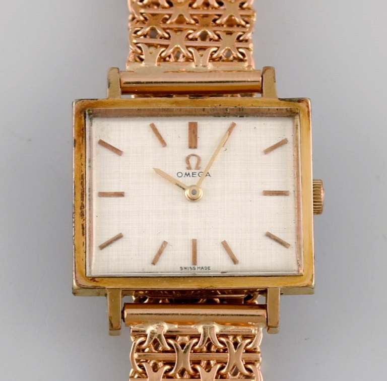 Early 18 carat gold Omega mens wristwatch. Stylish art deco design. 1930s / 40s. 18 carat gold bracelet, Swedish control stamps.