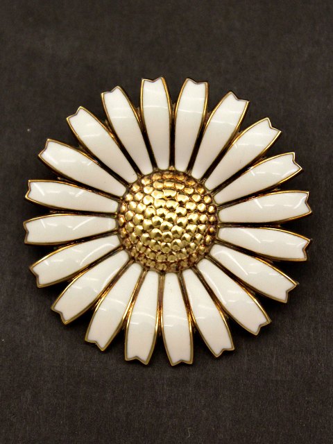 Daisy brooch