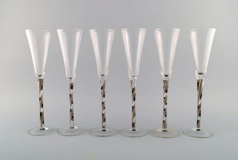 Scandinavian glass artist. Six champagne glasses in mouth blown art glass. Late 
20th century.
