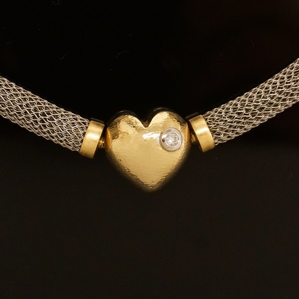 A Ole Lynggaard, Copenhagen, heart clasp of 14kt gold with a diamond. Size: 
1,7x1,7cm