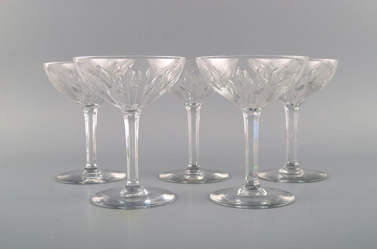 Baccarat, Frankrig. Fem champagneskåle i klart mundblæst krystalglas. Midt 
1900-tallet.
