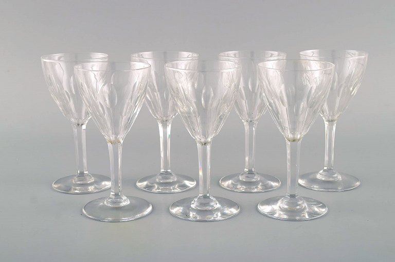 Baccarat, France. Seven white wine glasses in clear mouth-blown crystal glass. 
Mid-20th century.
