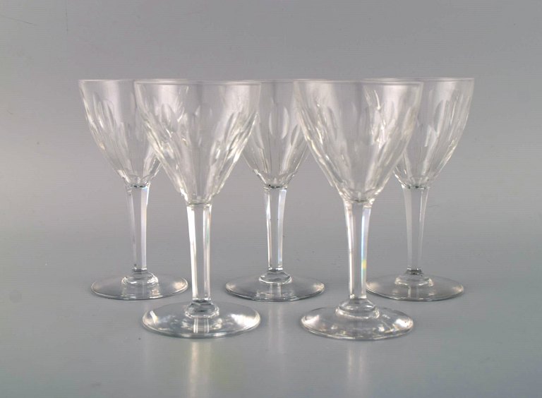 Baccarat, France. Five white wine glasses in clear mouth-blown crystal glass. 
Mid-20th century.
