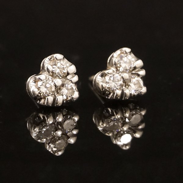 Pair of 14kt white gold earrings each with 3 diamonds of circa 0,1ct
