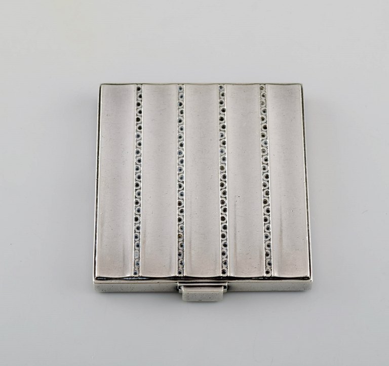 Georg Jensen art deco powder box in sterling silver with interior mirror. Design 
279. Dated 1933-1944.
